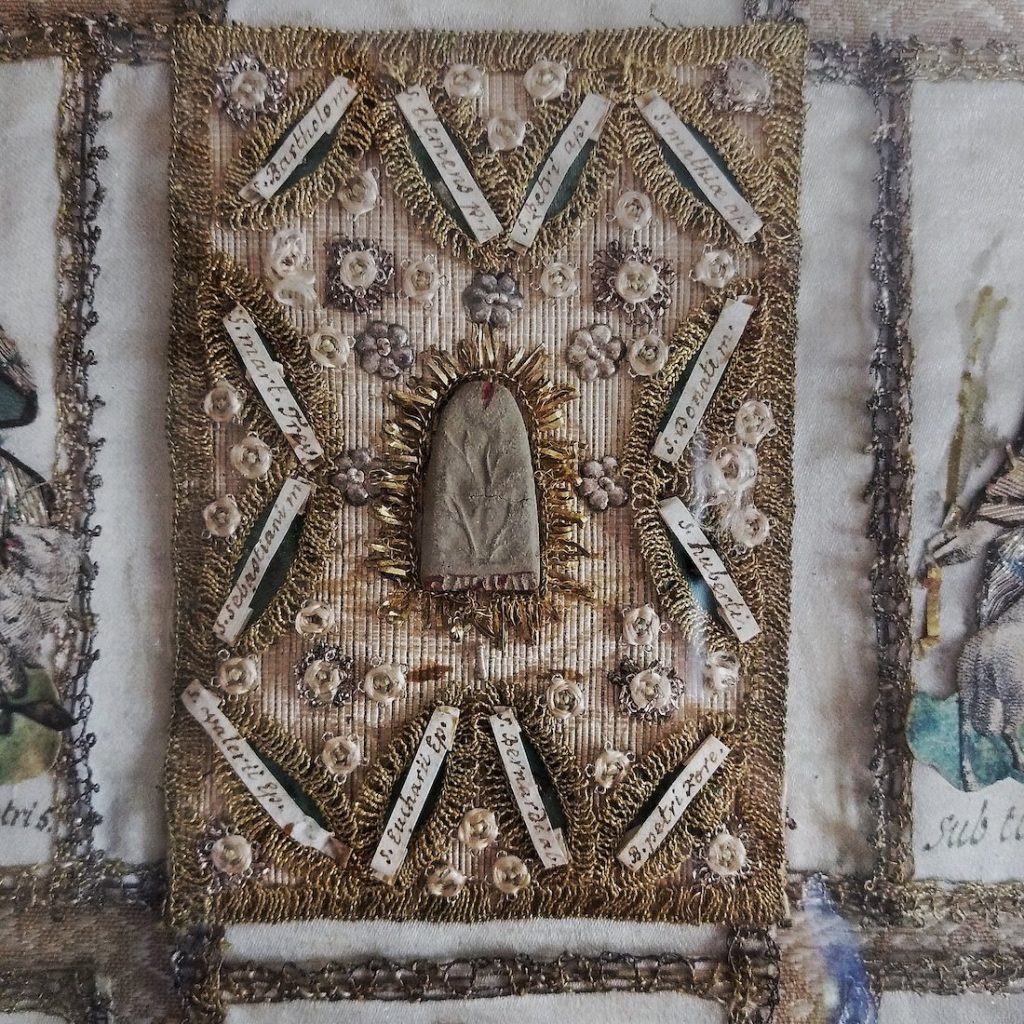 Andachtsbild, Textile Klosterarbeit, 18. Jahrhundert.