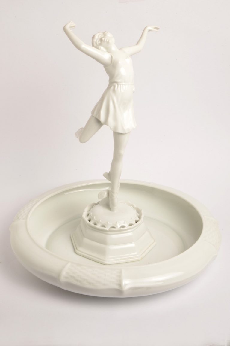 Rosenthal Art-Déco Figur aus Weißporzellan.