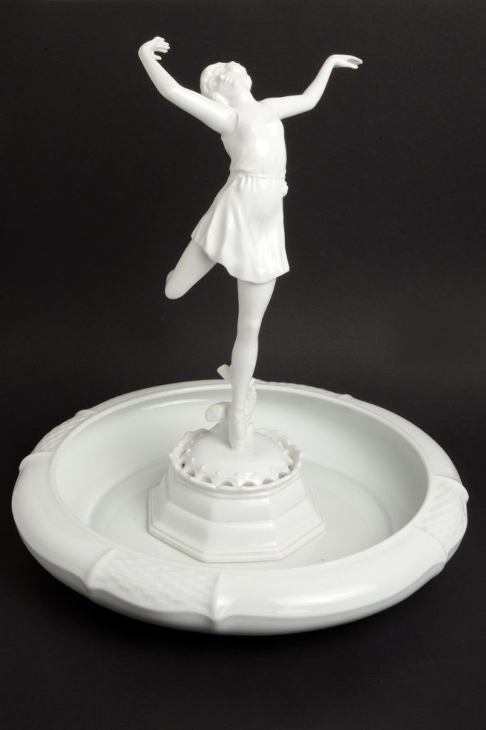 Rosenthal Art-Déco Figur aus Weißporzellan.